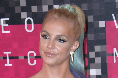 Peinliche Panne! Statt elegant über die Massen zu fliegen, steckte Britney Spears bei ihrer Showeinlage fest Peinliche Panne! Statt elegant über die Massen zu fliegen, steckte Britney Spears bei ihrer Showeinlage fest
