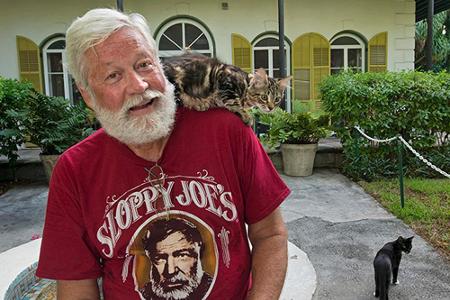 Ein Hemingway-Double vor dem Hemingway-Museum in Key West