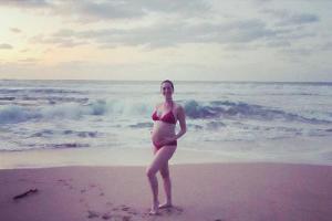 Anne Hathaway präsentiert ihren Babybauch