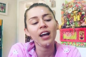 Mit Pickelcreme: Miley Cyrus singt für ihre Fans