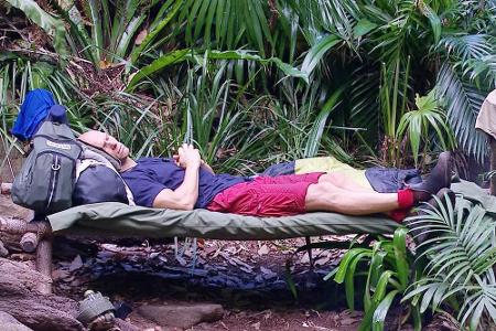 Thorsten Legat ruhte sich aus, während Menderes Bagci fleißig Aufgaben im Camp erledigte