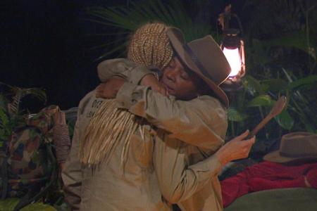 Während die beiden sich streiten, kommt es bei Ricky und Helena Fürst zu einer unerwarteten Versöhnung. Ricky geht auf die k...