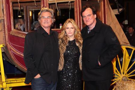 Quentin Tarantino (r.) posiert mit Kurt Russell und Jennifer Jason Leigh vor der Berliner Quentin Tarantino (r.) posiert mit Kurt Russell und Jennifer Jason Leigh vor der Berliner
