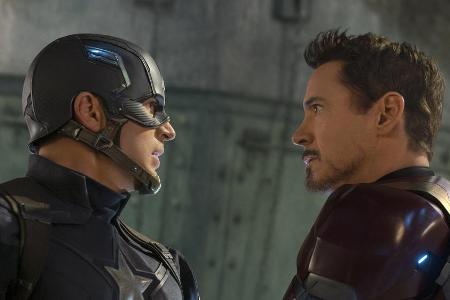 Captain America (Chris Evans, l.) ist auf Kriegsfuß mit Iron Man (Robert Downey Jr.)