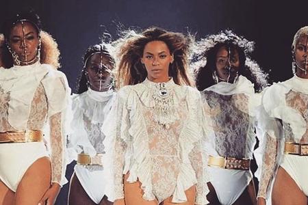 Fashion-Statement: Beyoncé im maßgeschneiderten Balmain-Bodysuit - ihre Tänzerinnen tragen ebenfalls Balmain Fashion-Statement: Beyoncé im maßgeschneiderten Balmain-Bodysuit - ihre Tänzerinnen tragen ebenfalls Balmain
