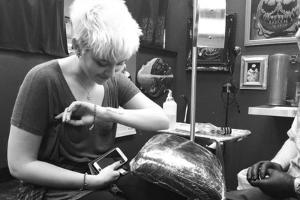 Paris Jackson freut sich über ihr neues Tattoo