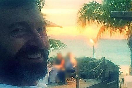 Hugh Jackman entspannt im Sonnenuntergang Hugh Jackman entspannt im Sonnenuntergang