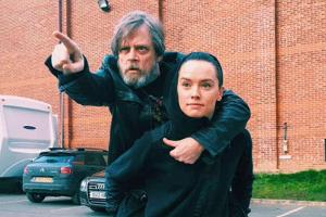 Huckepack-Foto mit Daisy Ridley: Das Netz spottet über Mark Hamill