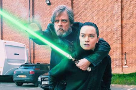 Richtig! Luke Skywalker hat nur noch eine Hand, das hat der Schaffer dieser Fotomontage gut erkannt.