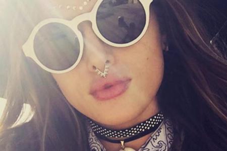 Schauspielerin Bella Thorne trägt auf dem Coachella eine mit Nieten verzierte schwarze Choker-Halskette