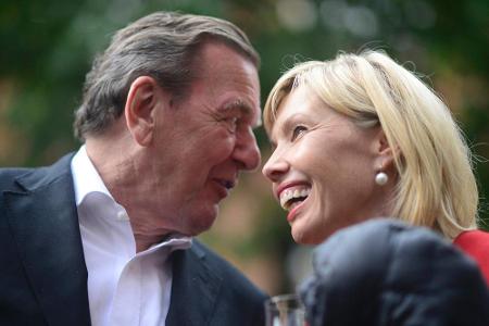 Von vier Ehen war die mit Doris Schröder-Köpf seine letzte und längste: Doch nach 17 Jahren ging auch die SPD-Glamour-Liebe ...