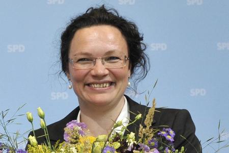 Die Bundesarbeits- und -sozialministerin Andrea Nahles (SPD) bekam diesen Strauß von ihrem Genossen Sigmar Gabriel im Juni 2...