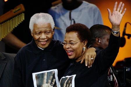 Während seiner Haft waren Nelson und Winnie Mandela 26 Jahre getrennt, doch es konnte ihrer Ehe nichts anhaben. Dafür geht d...