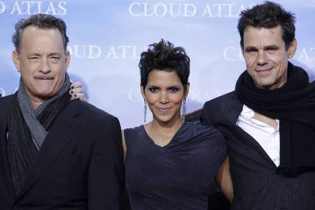 Tom Tykwer (re.) mit den Hollyood-Stars Halle Berry und Tom Hanks bei der Premiere des Films 