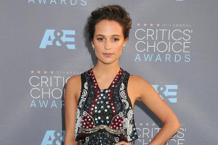 Kleid und Frisur naja, trotzdem ausdrucksvoll: Alicia Vikander im Januar 2016 bei den Critics' Choice Awards