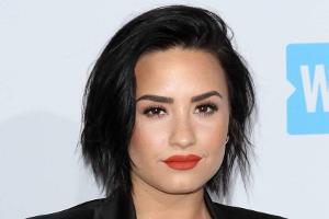 Mit Stürzen hat Demi Lovato Erfahrung: Im Sommer 2015 kam sie bei einer Pool-Party für ihre Single "Cool For The Summer" zu ...