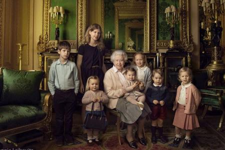 Queen Elizabeth umringt von ihren beiden jüngsten Enkelkindern und ihren fünf Ur-Enkeln