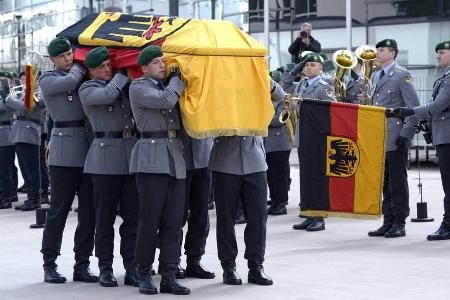 Soldaten tragen nach dem Staatsakt Genschers Sarg zum Trauerwagen