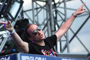 Paul van Dyk stürzt von der Bühne