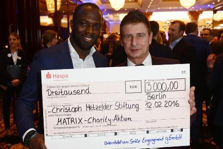 Hans Sarpei (l.), mit Matrix-Geschäftsführer Ulfert Böhme, stiftet seine Hälfte der Charity-Einnahmen an die 