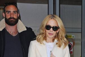 Verplappert! Joshua Sasse stellt "seine Verlobte" Kylie Minogue vor