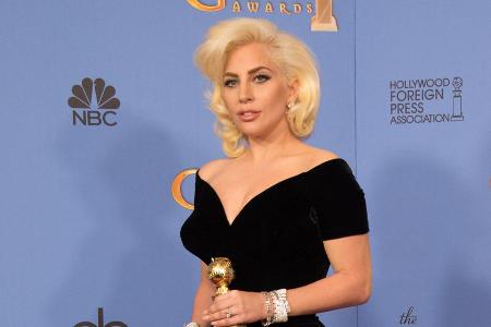 Lady Gaga mit ihrem Golden Globe, den sie im Januar für ihre Rolle in 