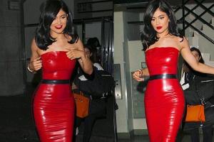 Kylie Jenner im knallroten Latex-Kleid