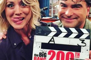 Kaley Cuoco (li.) und Johnny Galecki am Set der 200. Folge von "The Big Bang Theory".