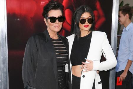 Model und Reality-TV-Star Kylie Jenner (17, r.) macht den Bauchfrei-Look während einer Premiere abendtauglich: Über ihrer Ko...