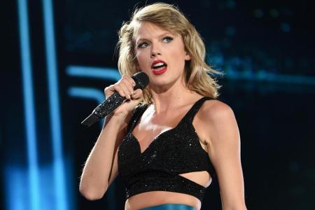 Bauchfreie Tops sind offensichtlich fester Bestandteil der Bühnen-Garderobe von US-Pop-Star Taylor Swift (25). Während eines...