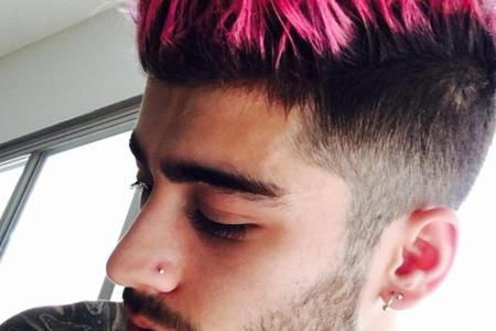 Zayn hat bei seinen Haaren schon oft Experimentierfreude unter Beweis gestellt. Selbst vor Pink schreckt er nicht zurück. Zayn hat bei seinen Haaren schon oft Experimentierfreude unter Beweis gestellt. Selbst vor Pink schreckt er nicht zurück.
