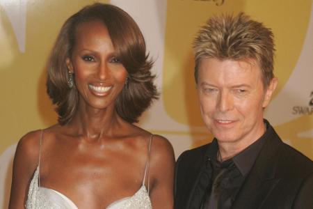David Bowie und seine Ehefrau Iman im Jahr 2005 auf dem roten Teppich der CFDA Awards