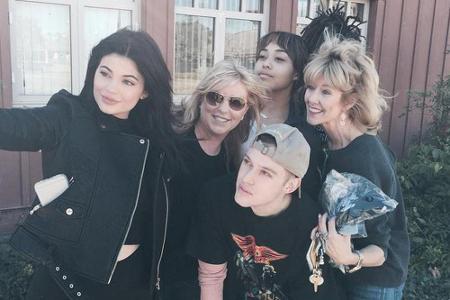 Ein Selfie aus einer anderen Perspektive: Kylie Jenner mit Freunden Ein Selfie aus einer anderen Perspektive: Kylie Jenner mit Freunden