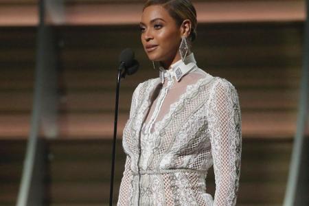 In einem weißen, halbdurchsichtigen Kleid präsentierte sich Superstar Beyoncé auf der Grammy-Bühne.