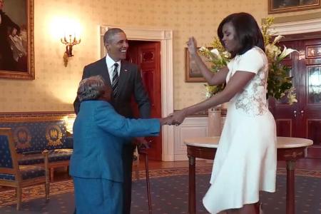 Barack Obama tanzt mit seiner Frau Michelle und dem 106-jährigen Besuch Barack Obama tanzt mit seiner Frau Michelle und dem 106-jährigen Besuch