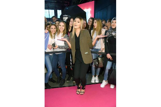 ...Manier von GNTM-Kollegin Anna Maria Damm. Zumindest das Posen sollten sie bei Model-Mama Heidi Klum gelernt haben. Und di...