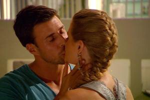 Der Bachelor: Wer zu spät knutscht, fliegt!