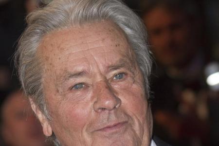 Alain Delon ist zu schwach, um am Wiener Opernball teilzunehmen, stattdessen kommt sein Sohn Anthony Delon Alain Delon ist zu schwach, um am Wiener Opernball teilzunehmen, stattdessen kommt sein Sohn Anthony Delon