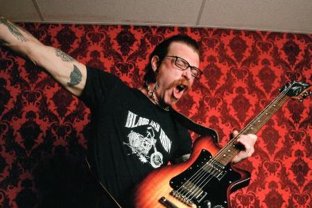 Jesse Hughes von den Eagles of Death Metal hat mit einer Verletzung am Finger zu kämpfen Jesse Hughes von den Eagles of Death Metal hat mit einer Verletzung am Finger zu kämpfen