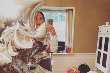 Schauspielerin Olivia Munn freute sich am Morgen noch über Luftballons von Designerin Stella McCartney und ein neues Telefon...