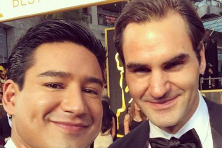 Moderator Mario Lopez forderte auf dem roten Teppich Tennis-Profi Roger Federer zu einem Match heraus.