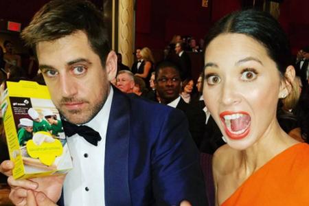 Olivia Munn und ihr Freund, Football-Profi Aaron Rodgers, waren begeistert von den Keksen, die Pfadfindermädchen im Saal ver...