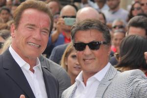 Kein Oscar: Arnold Schwarzenegger tröstet Sylvester Stallone