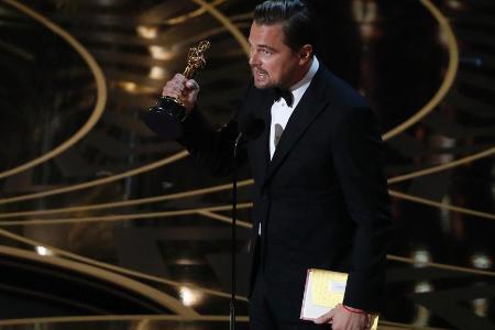 Endlich hat er den Goldjungen: In seiner jahrelangen Karriere konnte Schauspieler Leonardo DiCaprio mit den unterschiedlichs... Endlich hat er den Goldjungen: In seiner jahrelangen Karriere konnte Schauspieler Leonardo DiCaprio mit den unterschiedlichs...