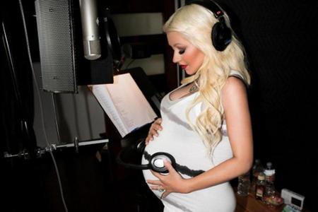 Anders als andere Promi-Damen hielt Christina Aguilera (34) ihren Bauch auf Twitter bedeckt, schließlich befand sie sich mit...