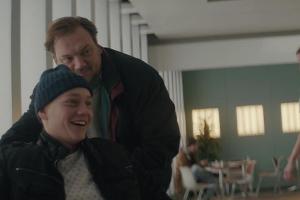 Feine Sahne Fischfilet: Video mit "Polizeiruf"-Star Charly Hübner