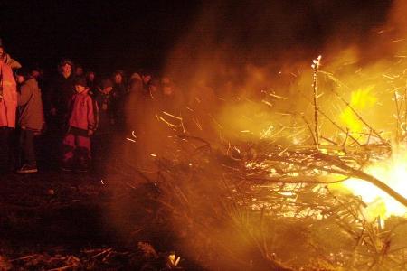 Das Biikefeuer am Stollberg, in der Nähe des nordfriesischen Bredstedts, ist seit Jahren ein echter Menschenmagnet.