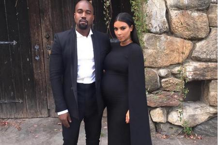 Ganz anders diese edle Robe: Gemeinsam mit ihrem Ehemann glänzt Kardashian in elegantem Schwarz. Outfit und Babybauch bilden...