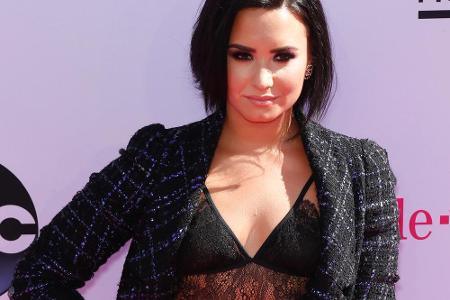 Auch Demi Lovato präsentierte einen teils durchsichtigen Look