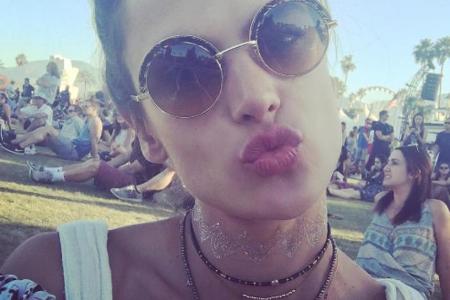 Supermodel Alessandra Ambrosio trägt beim Coachella Festival ein trendiges Flash Tattoo am Hals. Die goldenen Zickzack-Strei...